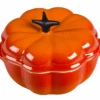 Le Creuset Minipan Pompoen 350 Ml Aardewerk Vulcanique -Barbenodigdheden Winkel le creuset halloween pompoenschal mini braad stoofpannetje